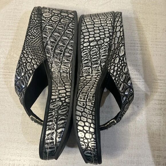 Donald J Pliner Sandals Shaheen Wedge Heels Slip on Thong Silver Size 8 - Picture 2 of 16